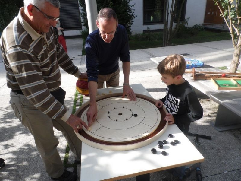 A l'extérieur, on profite du beau temps pour sortir quelques jeux en bois...