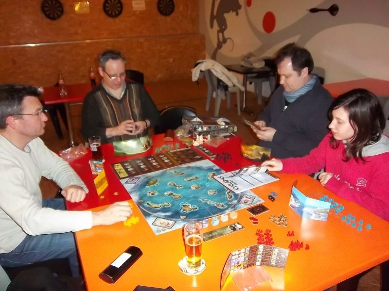 De g.à d. : monsieur Cormyr, monsieur Lubjisen, monsieur Lilajax, mademoiselle Lila. Cyclades + extension + de la bière = une bonne partie en perspective...