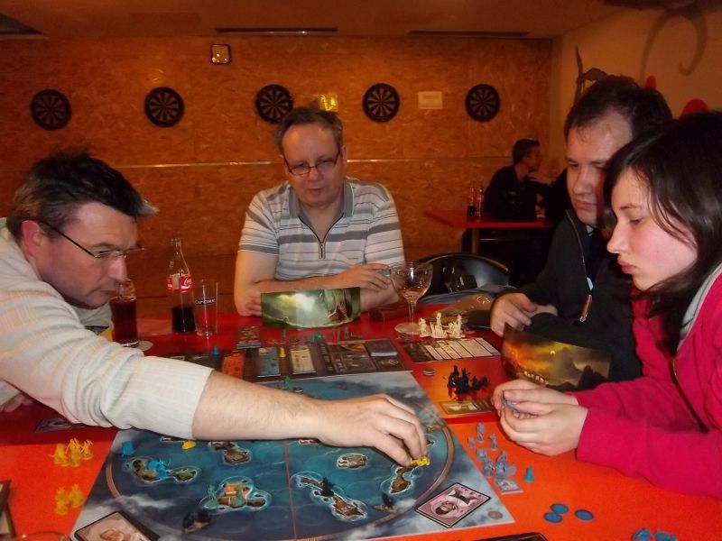 Monsieur Cormyr en action. Connaissant sa fourberie naturelle, quand il joue, tout le monde est brusquement très tendu...