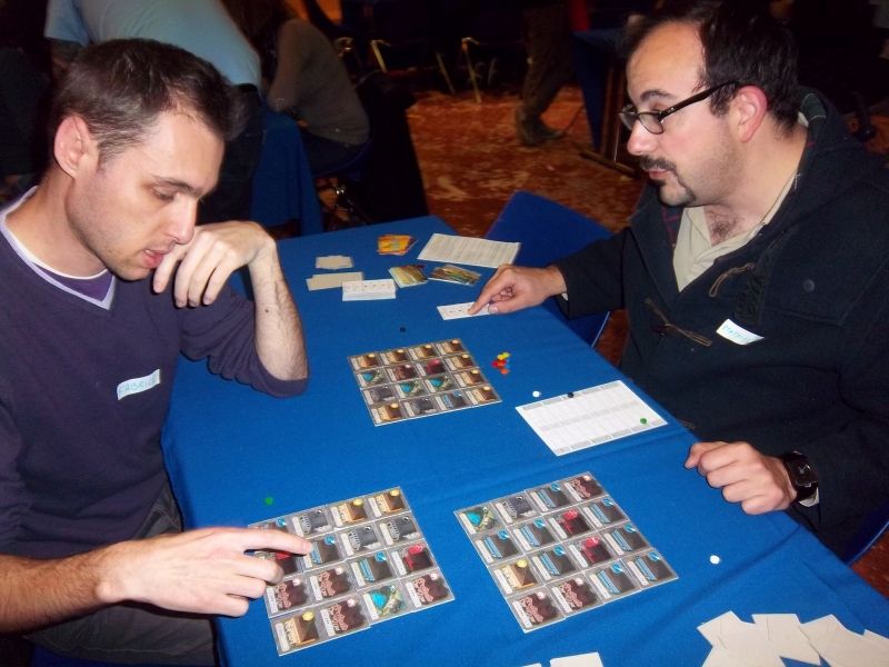 A gauche, monsieur Kapitch et à droite, notre leader maximo, monsieur Thieumm (oui ! c'est lui)... en 2015 sur le proto de Between two cities,  jeu aujourd'hui édité chez Morning player.