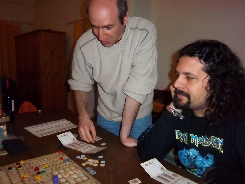 Le gars avec un démon sur son t-shirt...ben il va devenir pape !! L'Eglise catholique est foutue j'vous dis ! 