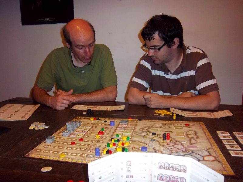 Tyrion expliquant les règles de DVE à monsieur Petezah, notre invité pour cette soirée. 