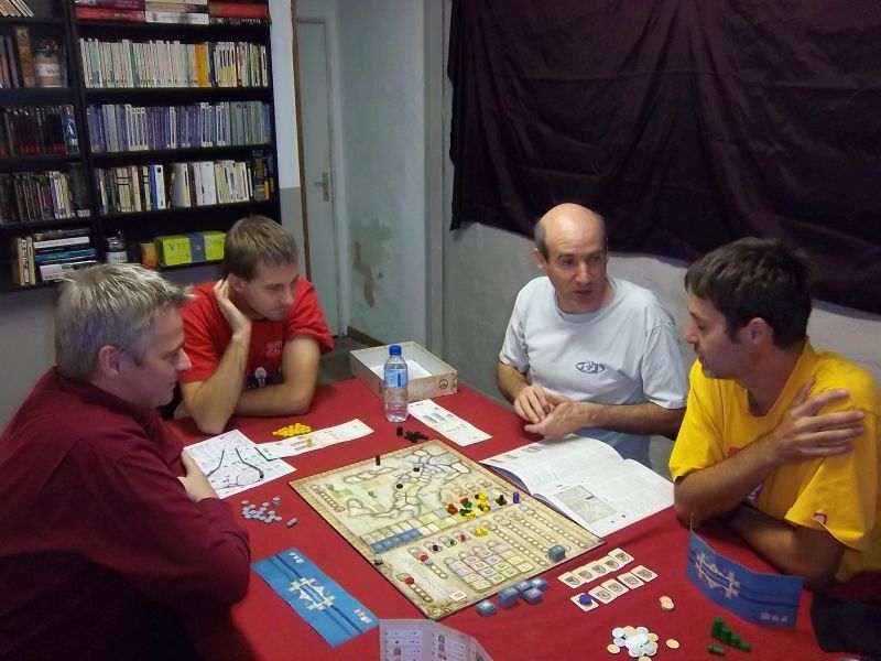 Monsieur Tyrion qui explique les règles de De Vulgari Eloquentia. De gauche à droite, Thierry, Etienne, Tyrion, M. Lau.