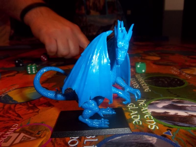 Lilajax (la main, pas le dragon), plein d'audace, semble faire guili-guili au général bleu (pas le nom en mémoire).