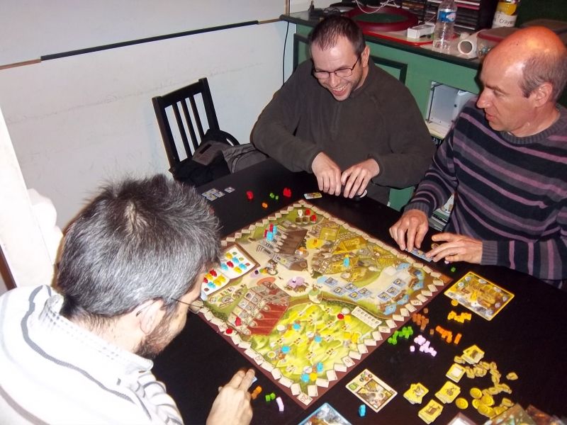 Monsieur Florestan semble très content de la partie, mais ce n'est pas lui qui l'a remportée je crois...nos 3 collègues ont joué au total 4 tours (5 pour nous).