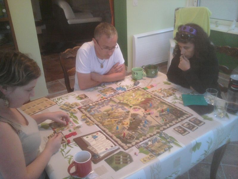 Caro, Philippe et Sylvie, en réflexion plutôt intense pour ce premier tour de jeu