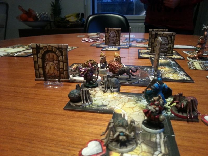 Grisban et Avric aux prises avec des araignées, Jain Boisjuste vient de crocheter la première porte et découvert avec horeur ce qu'il y a derrière. Leoric n'a tjrs pas fait son entrée..