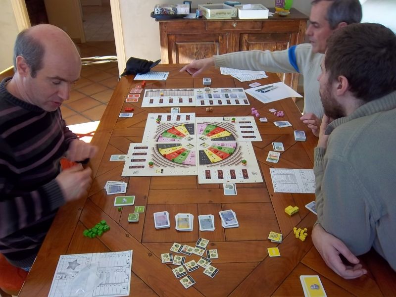 Zhor rappelle les règles de Die Macher pour Thomas...