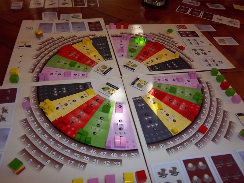 La lutte a commencé. Le matériel si particulier de ce jeu m'épatera toujours...