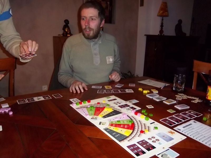 Le leader du FDP a le sourire, car il sent que le vent tourne en sa faveur...