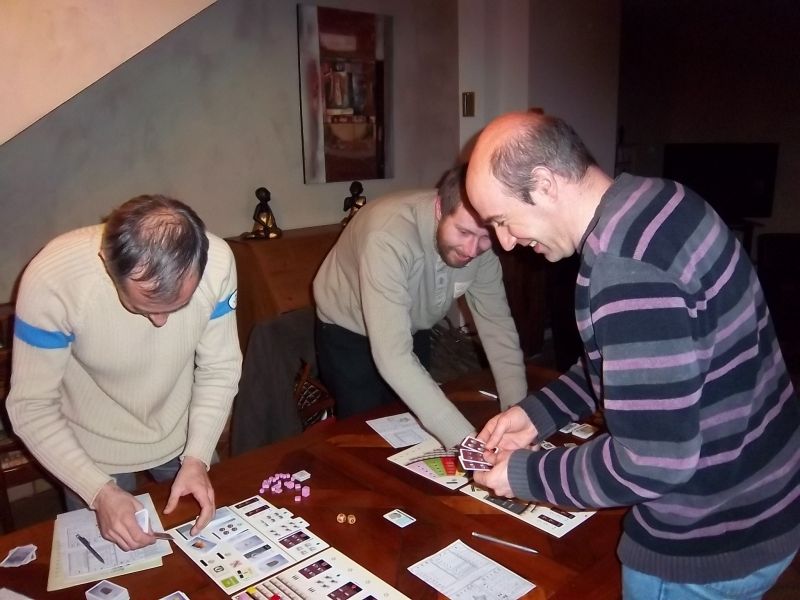 La partie est finie...on range dans la bonne humeur, un peu surpris d'avoir terminée la partie en moins de temps que prévu.