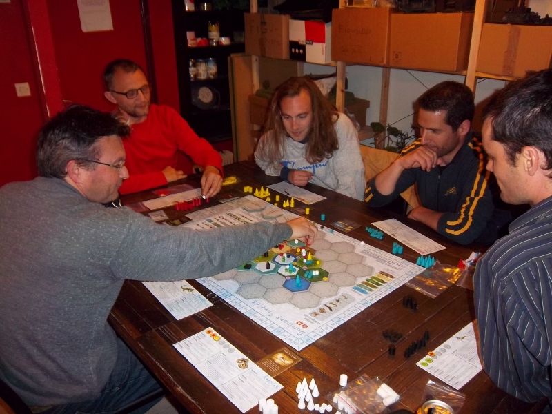 Partie à 6 de Dominant Species : Monsieur Cormyr, un amphibien, en action. 