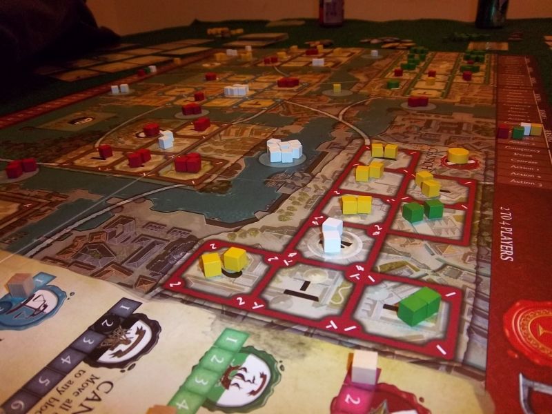 Des petits cubes en bois posés sagement dans des cases, image paisible en apparence...mais ne vous y trompez pas, ce jeu peut se transformer en un monument de méchanceté! 