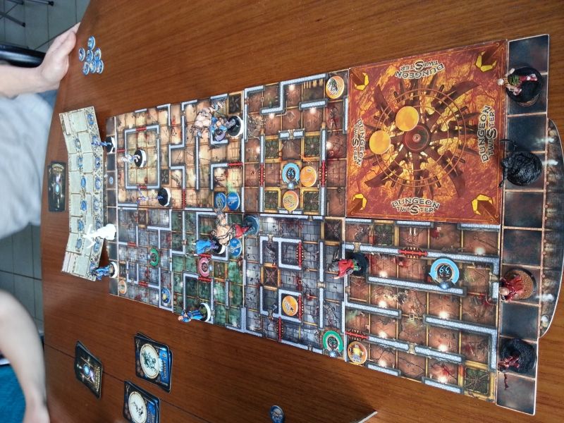 Mon colosse (rouge) vient de réveller une salle et d'enfermer le Mago et le Clerc bleus !