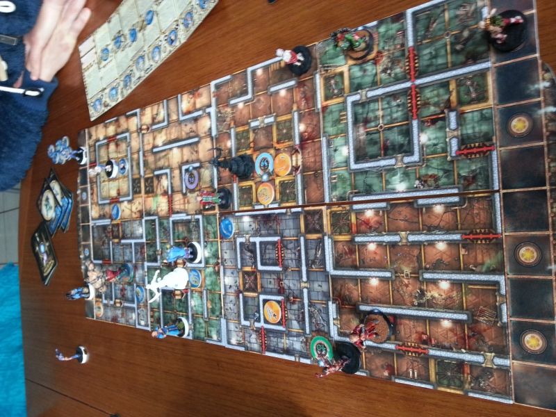 Colosse bleu cramé par une boule de feu, l'homme serpent libère enfin le Mago et le Clerc Bleus!