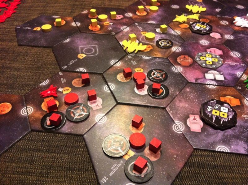 7. L'empire d'Étienne : dense et bien défendu (au 4ème tour, soit presque à la moitié puisque la partie en compte 9)