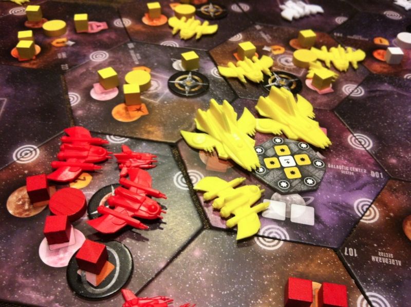 12. Nico lance une attaque avec deux croiseurs (les seuls construits de la partie) et une frégate