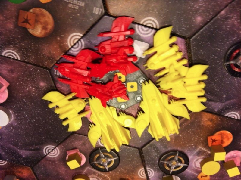 13. Étienne contre-attaque, Nico renforce alors sa flotte. Le combat sera épique. Deux croiseurs, 3 frégates, 1 intercepteur contre 2 frégates et 4 intercepteurs