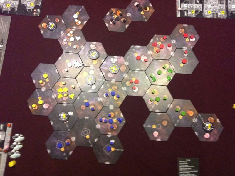 3. La galaxie est désormais bien étendue - le noir reste isolé