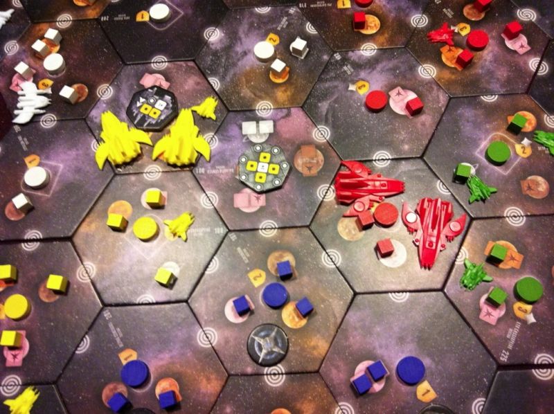 4. À l'assaut du centre - le vert (Cormyr) en est écarté, le noir (Bart) toujours isolé dans son coin