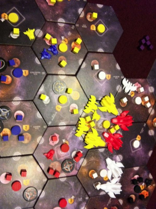 6. La guerre est déclarée : Le jaune (Fabrice) lance un assaut contre le leader Nicolas. Le bleu (Nico) en profite pour prendre à revers Fabrice. Pendant ce temps, Bart a enfin établi le contact