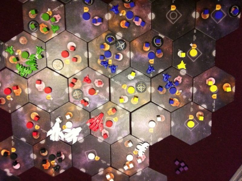 7. Nicolas bien établi au centre ; Fabrice fragilisé par la défaute ; Nico en embuscade ; Cormyr en retrait ; Bart et Thierry en observation