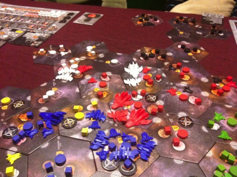 9. Nouvelle bataille : Thierry (blanc) attaque Nicolas qui contre attaque ; Bart (noir) en profite pour prendre à revers Nicolas ; Nico tente d'achever Fabrice ; Cormyr toujours à l'écart