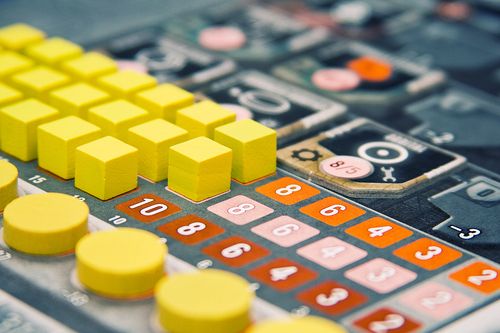 Des tas de petits dés avec des faces non numérotées 