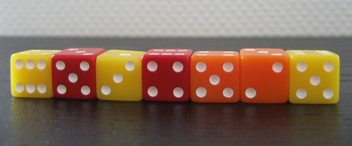 Des gros cubes en bois colorés avec des petits pois dessus