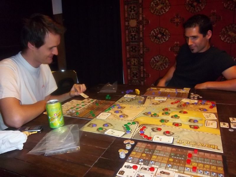 Une partie d'Endeavor, ça se joue décontracté, ce que Captain cavern a bien compris...l'attitude est relachée, mais le regard reste attentif. 