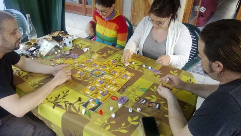 Zom, Mlle Karine, Miss Angie, Ziold, vous êtes prêts ? Ou ce tombeau sera votre tombeau et vous mourrez tous comme des chacals bande de chacals!