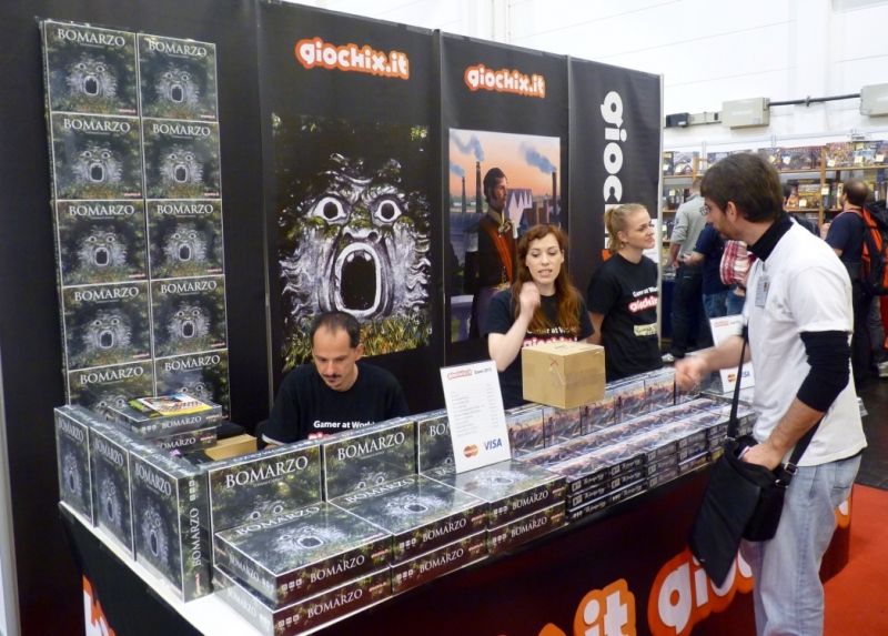 La boutique Giochix.it avec une pyramide de Bomarzo et de Foreign King