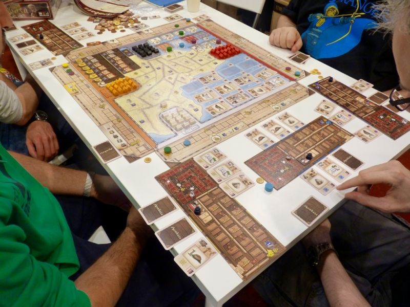 Une table de Mombasa chez Eggertspiele