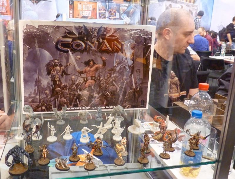 La boîte du kickstarter à succès Conan avec son auteur Fred Henry, juste derrière