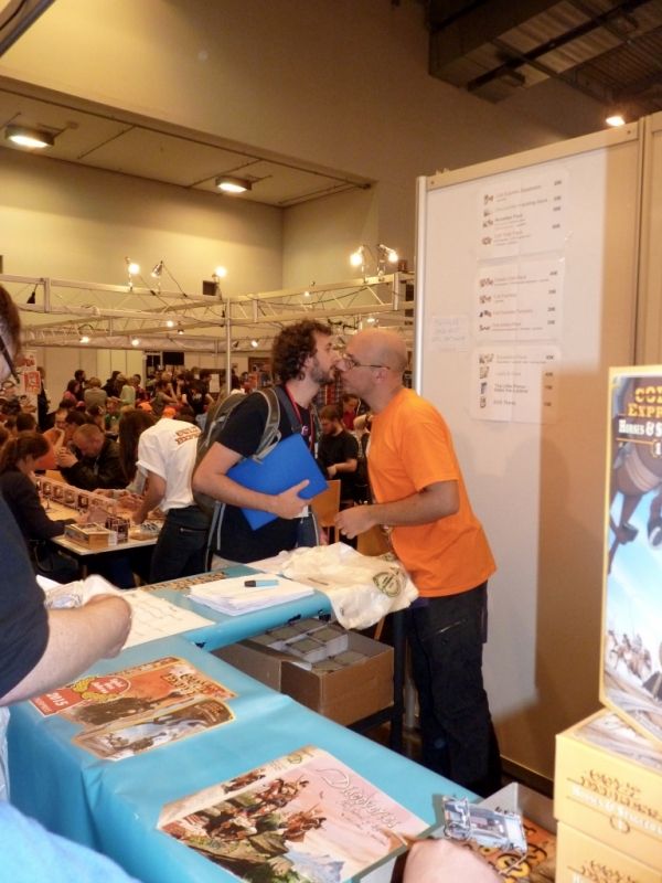 Bardatir tape la bise à Cédric de Ludonaute