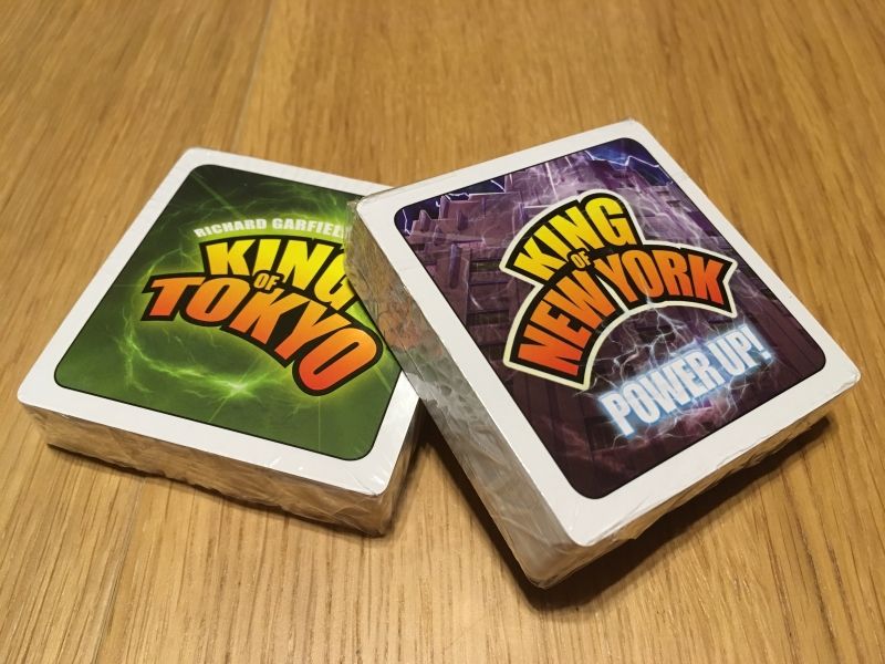 Les paquets de cartes (encore dans leurs plastiques)