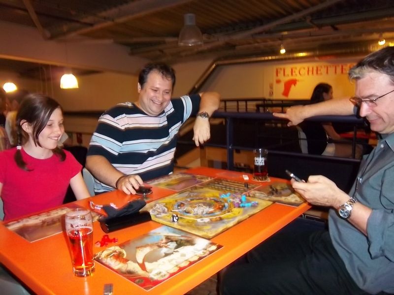 Les deux futurs vainqueurs rigolent bien avant même le début de la partie...