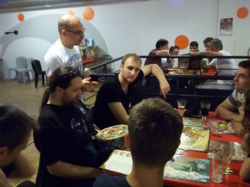 Patrice, l'un des "expliqueurs", en action. Jeff semble perplexe (ou peut-être admiratif) devant le plateau climat. 