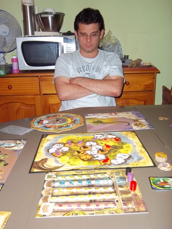 Ce n'est pas le problème de Melias : Mais est-il ici perplexe, ou bien adopte-t-il son air dominateur ? Allez savoir...