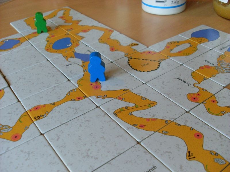 Deux spéléologues qui finiront noyés dans leur mission -- atteindre le siphon, la tuile bleu tout à droite !