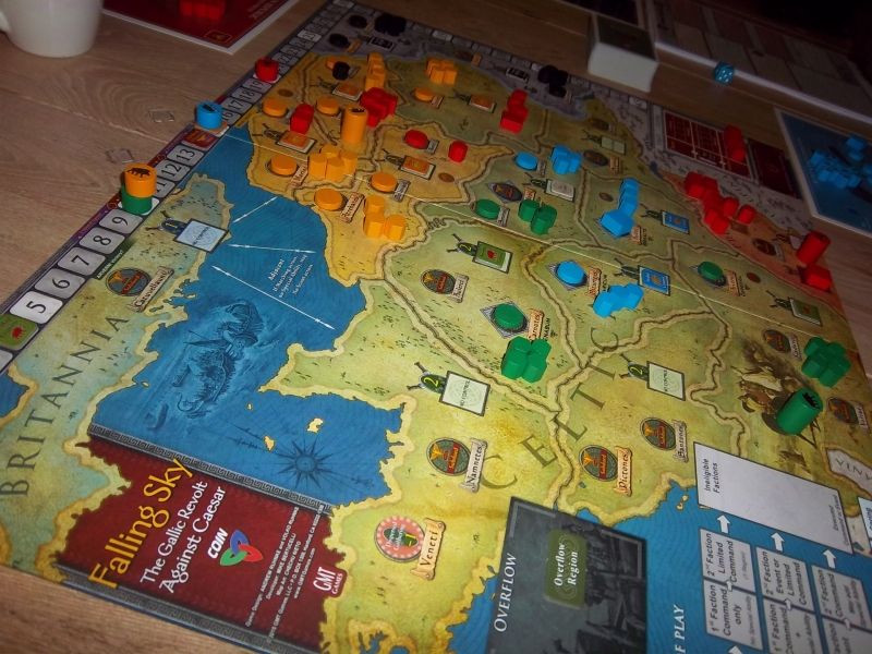 La partie va bientôt commercer. Les Romains sont en rouges, les Belges en jaunes, les Arvernes en vert et les Eduens en bleu. Au fond en noir, les Germains