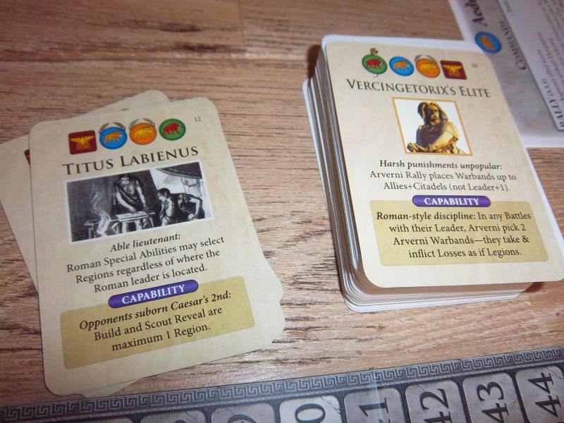 Les cartes : A gauche, l’événement et le tour de jeu en cours. A droite, l’événement et le tour de jeu futur