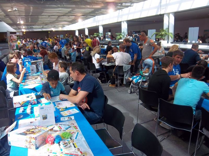 L'allée centrale, mais avec des gens cette fois...et encore, c'est coupé au milieu par l'espace boutique, si bien que vous aviez autant de monde plus loin...