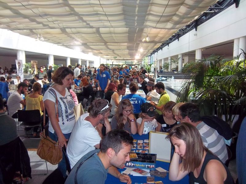 Une vue au fond de la salle, prise dans la protozone. Enfin bref, vous l'aviez compris, le public a répondu présent.