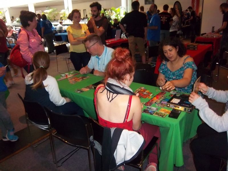 Là, c'est du sérieux. Vous voyez ici 4 des 6 finalistes du tournoi inter-festival Montpellier-Arles-Avignon de 7 Wonders Duel.