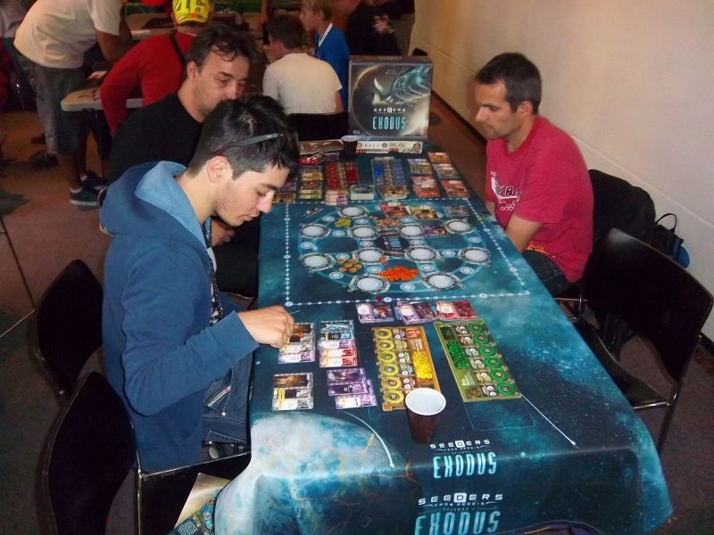 Seeders : Exodus. Le jeu auquel j'aurai bien voulu jouer... mais le devoir d'expliqueur-bénévole m'en a empêché.