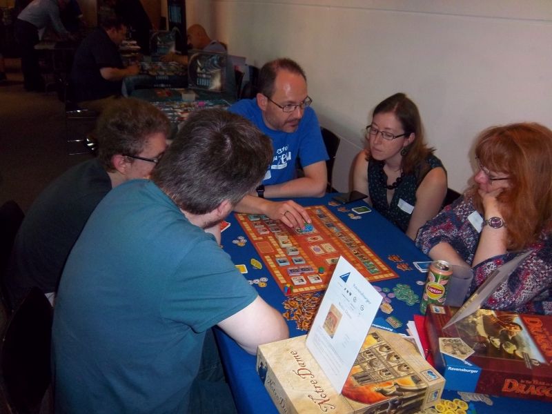 Le retour de l'Année du Dragon et de Notre-Dame pour leur dixième anniversaire. Ils étaient placés sur la même table.