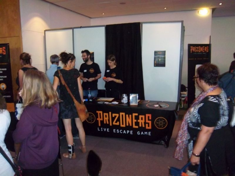 Un franc succès pour l'initiation à l'escape game (il fallait réserver son heure de passage). Vous apercevez ici la pièce mystérieuse derrière les deux animateurs, Dame Elise et monsieur Julien.