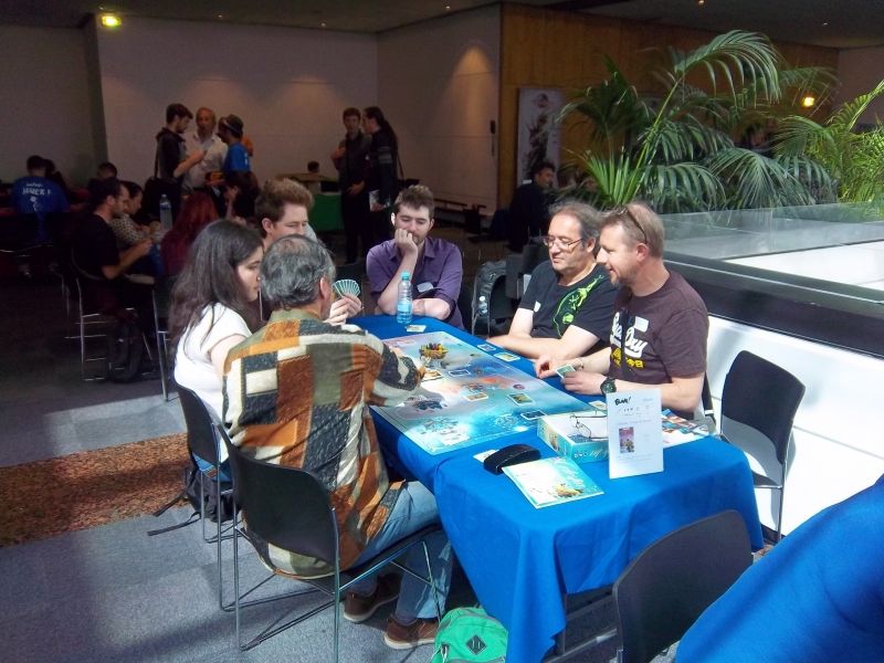 Celestia s'impose comme un incontournable des festivals : beau, drôle, idéal pour jouer dans une chaude ambiance.