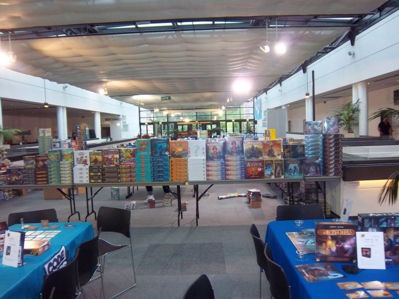 Un mur de jeux s'élevait sur 4 côtés : La boutique du festival (Lud'm) qui a permis aux festivaliers de se faire plaisir après avoir essayé des jeux.